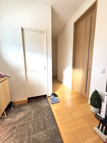 来客者を迎える明るい玄関には広めのスペース。
シューズボックス以外にも玄関収納があります。