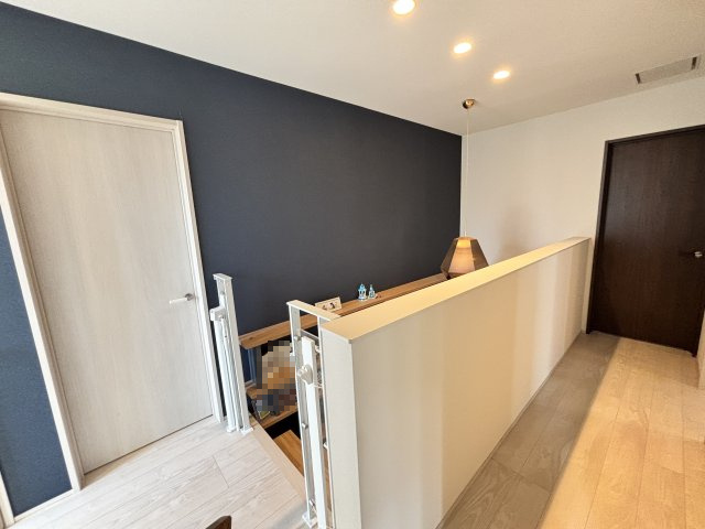 2階吹抜上部　窓から日差しが入る明るい設計です