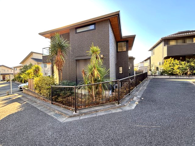 敷地裏側からの外観　1階のシャッターは電動式です