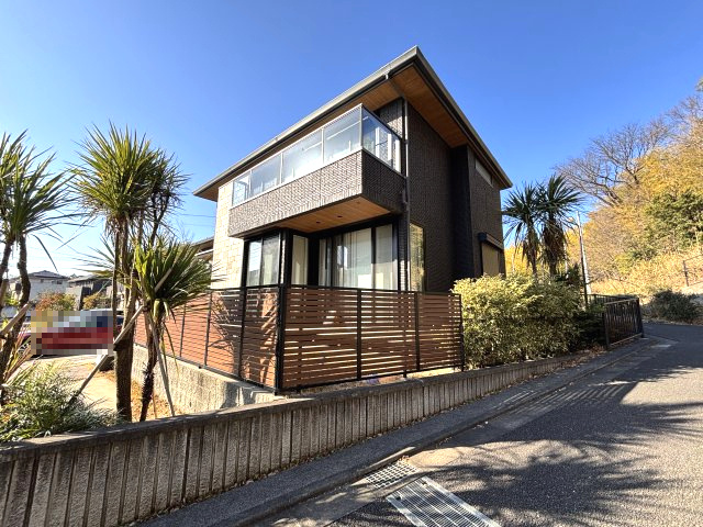 敷地東側の歩道から　3方向角地の為、開放感があります