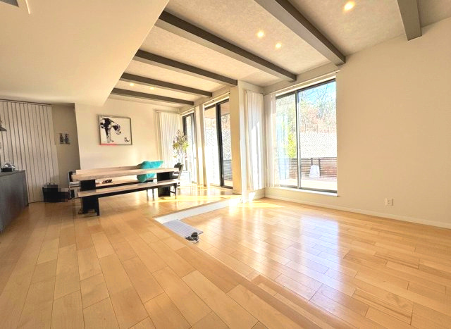 リビングは一部２段下がった「居心地スペース」ソファーを配置又はお子様の遊び場としてお勧め♪床暖房も設置しています　※CG加工で一部家具等を消しています


