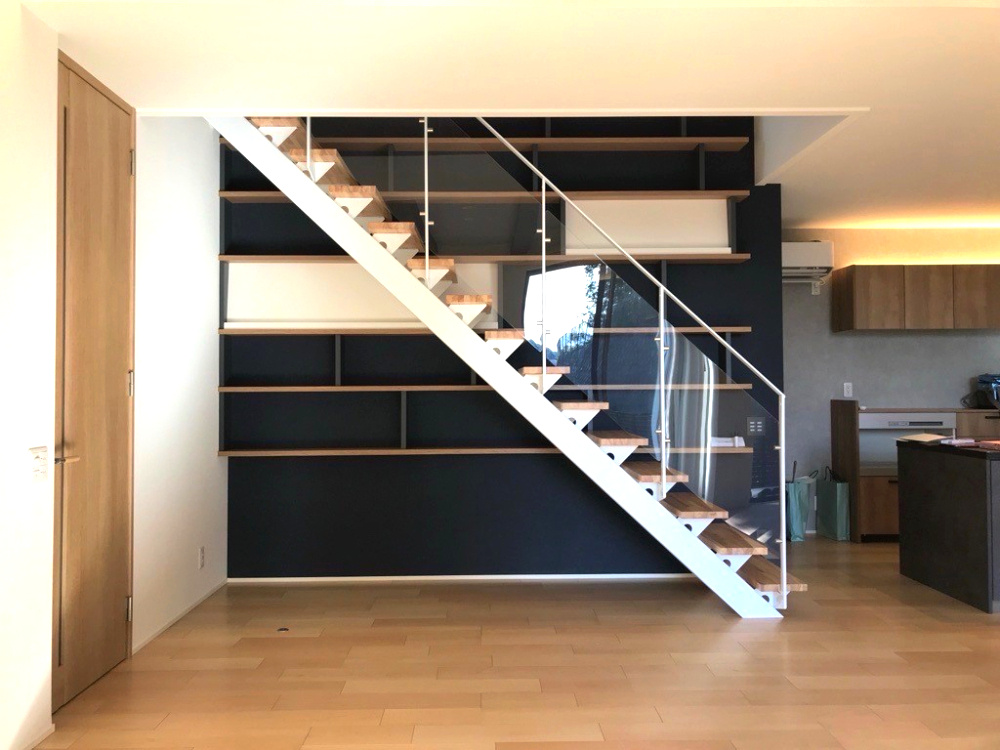 リビング階段側面にはインテリアにも適した収納棚を配置しています