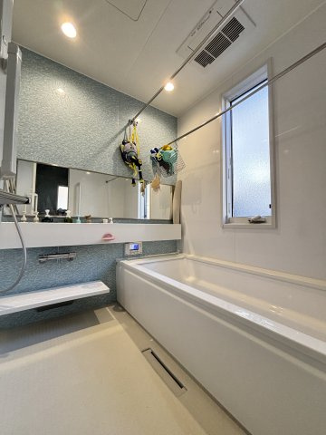 浴室はお子様ともゆったりと使える18×18タイプ。浴室暖房乾燥機有り