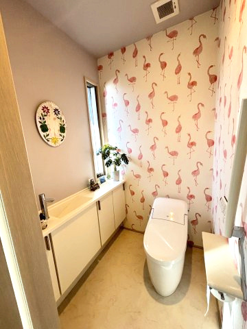 ２階トイレ。清潔感のあるタンクレス式。ゆとりのある設計です。