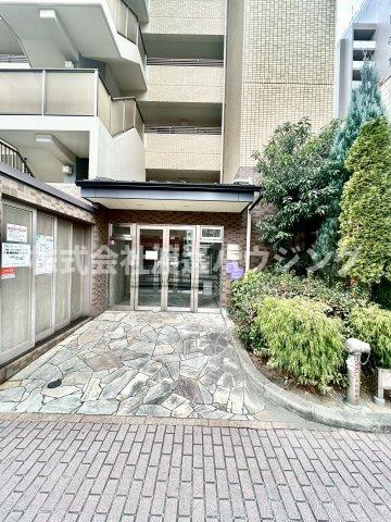 モノロカーレ江坂のエントランス