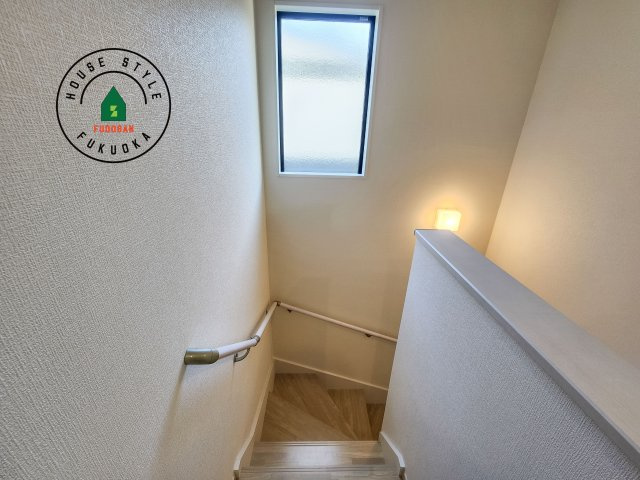 福岡市東区奈多2丁目第5-5棟（2号棟）の内装|階段からも明るい光が入ります。採光や通風も階段の重要な役割です。