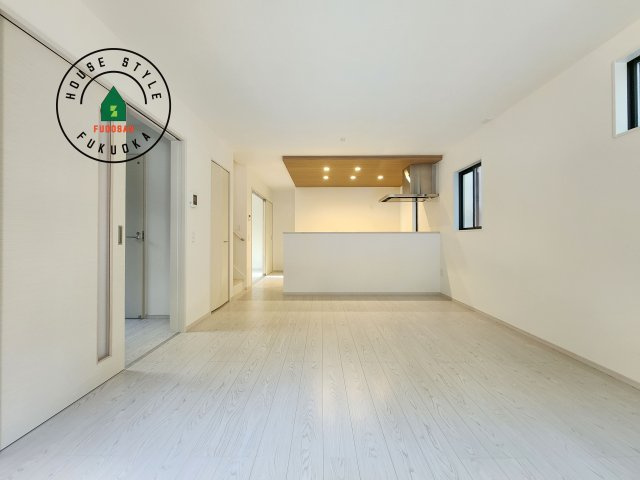 福岡市東区奈多2丁目第5-5棟（2号棟）の居間・リビング|ご家族を近くに感じられる対面キッチンのLDK。会話もはずみそうですね。