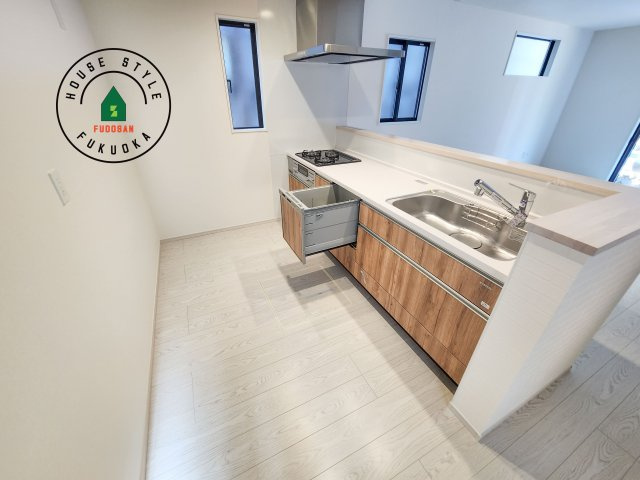 福岡市東区奈多2丁目第5-5棟（2号棟）のキッチン|ダイニングテーブルへの配膳がラクラク、お料理はかどるカウンター付きシステムキッチン！