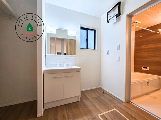 糟屋郡宇美町宇美中央1丁目第4-3棟（2号棟）の内観：施工例|ゆとりの洗面スペースで朝の身支度もスムーズに。暮らしを快適に変えるシャワー付洗面台です！