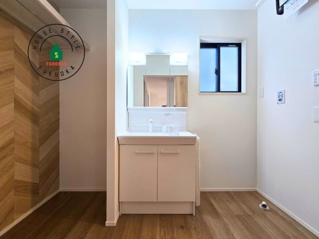 糟屋郡宇美町宇美中央1丁目第4-3棟（2号棟）の内観：施工例|毎日使うものだから清潔な空間を保ちたい水回り。洗面にはそんな願いを解消させてくれる収納アイデアが満載です。三面鏡の裏側にはキャビネットが現れ小物から背の高い物まで収納できます。