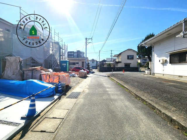 糟屋郡宇美町宇美中央1丁目第4-3棟（2号棟）の前面道路含む現地写真|前面道路は閑静な住宅地をはしる車通りの少ない道路。お車の出し入れが苦手なママや小さなお子様にも安心ですね。しっかり舗装もされているので、ベビーカーや自転車で通っても快適に通行できます。