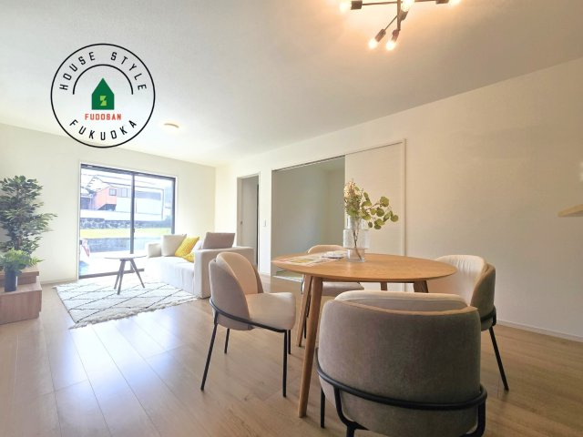 糟屋郡宇美町宇美中央1丁目第4-3棟（2号棟）の内観：施工例|ご家族を近くに感じられる対面キッチンのLDK。会話もはずみそうですね。