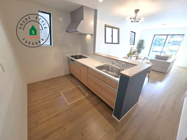 糟屋郡宇美町宇美中央1丁目第4-3棟（2号棟）の内観：施工例|ダイニングテーブルへの配膳がラクラク、お料理はかどるカウンター付きシステムキッチン！