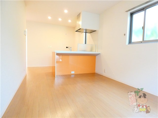 ティユール西市の居間・リビング