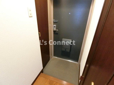 【玄関】 | ウエスト７泉 | 背の高い下駄箱で靴も収納できます。