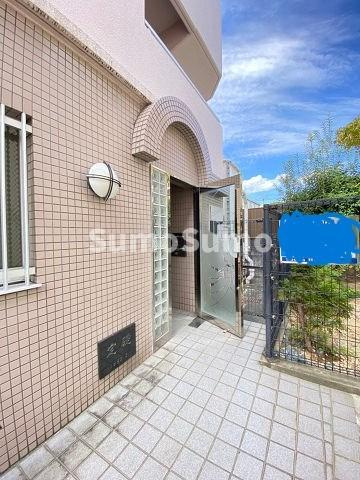 能勢マンションのエントランス