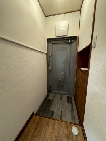 第二常盤台ハイツの玄関|収納もある玄関です