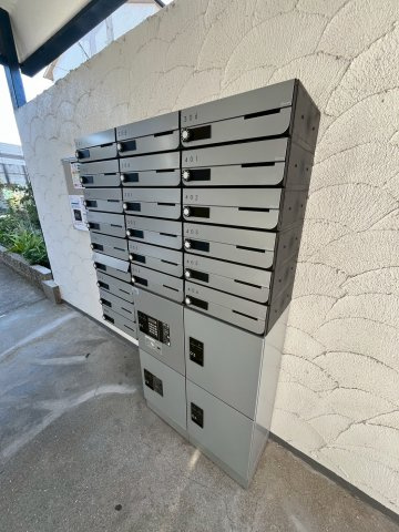 第一松並ハイツの外観|便利な宅配ボックス完備です。