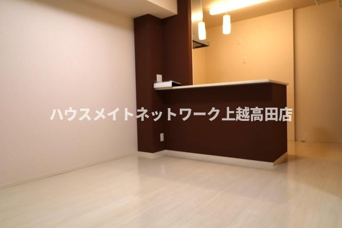 ヴィンヤードの居間・リビング|ＬＤＫ（間取り反転タイプ103号室参考画像となります。）