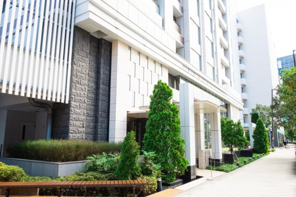  | 【エントランス外観】ライムストーン調の人造石をランダムに配置し、市松模様をイメージした外壁！