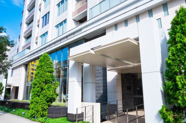  | 【エントランス外観】シンメトリーに構成された品格溢れるファサードと、緑豊かなエントランスアプローチ！