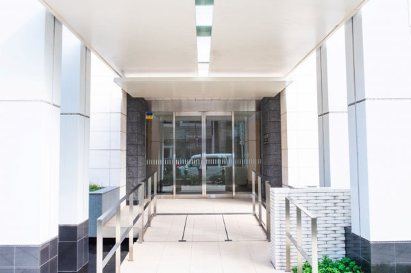  | 【エントランス外観】堀江の街に所縁ある、ガラス・金属・水・石など、多彩なマテリアルを採用した外装！