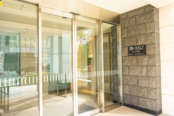 【エントランス】 | 【エントランス出入口】シティホテルのような、都会的なデザインの玄関口です！