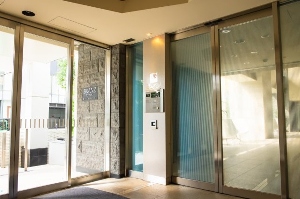 【エントランス】 | 【風除室】ガラス張りの開放的なエントランス。もちろんオートロックです！強固なセキュリティで安心！