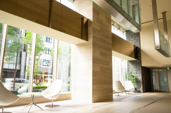 【エントランス】 | 【エントランスホール】天井が高くグレード感のある、ショールームのような迎賓空間。自然石の床が美しい。