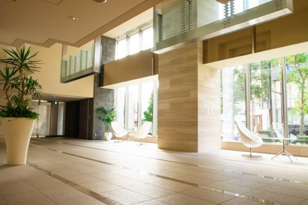 【エントランス】 | 【エントランス】ガラス越しの街並みとナチュラルに調和する、二層吹き抜けの伸びやかな空間です！