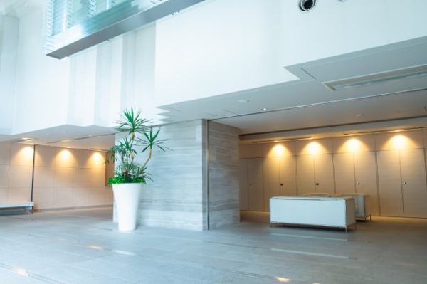 【ロビー】 | 【ラウンジ】エントランスホールと連続するラウンジスペース。ダウンライトで落ち着いた雰囲気を演出。