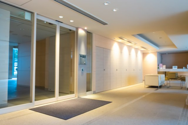 【ロビー】 | 【ラウンジ】広々としたラウンジを抜けた先には、エレベーターホールがございます！