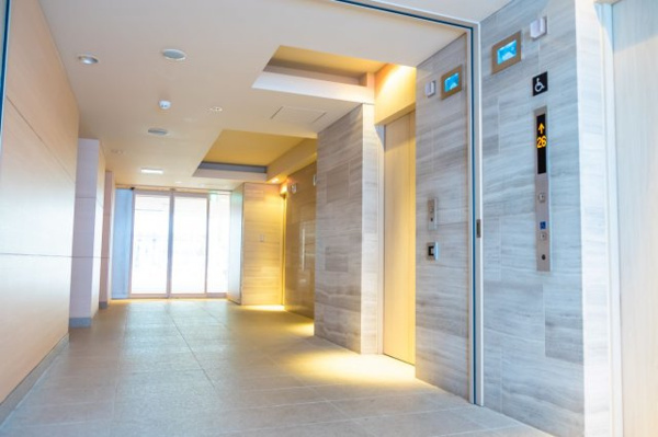 【その他共用部分】 | 【エレベーターホール】清潔感ある白を基調とした内装です。エレベーターは、非常用を含め4基ございます！