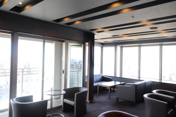 【ロビー】 | 【ビューラウンジ】19階から見渡す、煌びやかなシティビュー！ご歓談や打合せなどにご利用いただけます！