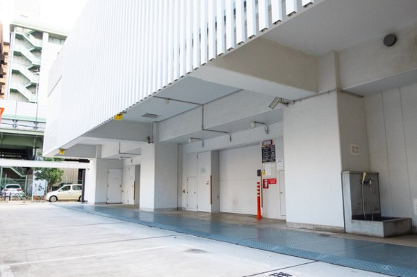 【駐車場】 | 【敷地内駐車場】きちんと整備されたきれいな駐車場です！十分な広さがあり、車の出し入れもスムーズ！