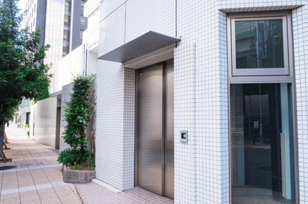 【駐輪場】 | 【自転車用エレベーターホール出入口】駐輪場へと向かうエレベーターが2基ございます！