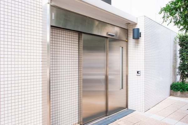 【駐輪場】 | 【バイク出入口】バイク置場へはこちらから出入りします。バイクは全部で46台駐輪可能です！