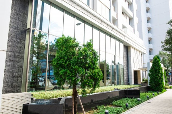 【周辺】 | 【周辺】歩道状公開空地として、緑豊かな植栽がぐるりとマンションを囲んでいます！