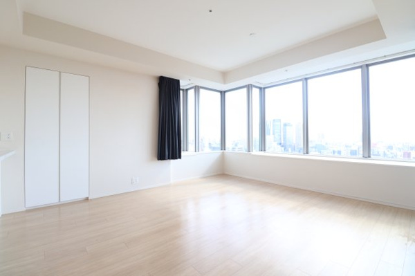 【居間・リビング】 | 【リビングダイニング】約19.3帖！大きな窓からたくさんの陽が差し込み、お部屋全体がとても明るく、暖かみある◎