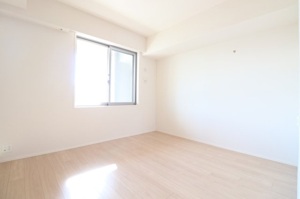 【洋室】 | 【洋室①】約8.5帖の洋室☆WICもありお部屋を広くお使いいただけます◎