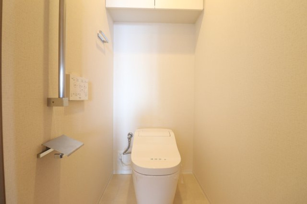 【トイレ】 | 【トイレ】清潔感漂う、白を基調としたトイレ！温水洗浄便座で365日快適！