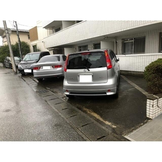 ハイネス松戸の駐車場