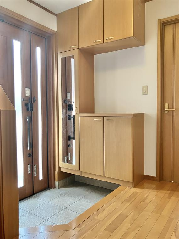 小山戸建の玄関