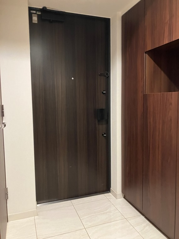 プラウド府中ステーションアリーナの玄関