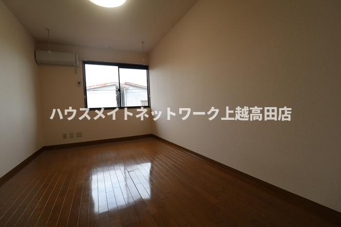 メゾン・エスポワールの居間・リビング|洋室