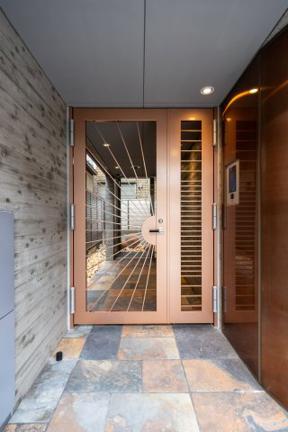 ARROWS EAST Bのエントランス