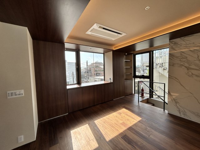 ARROWS EAST Bの居間・リビング