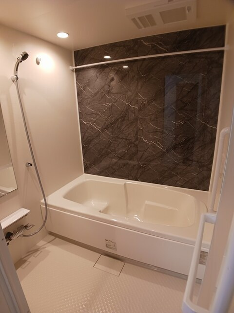 メゾン　アンソレイエ　下之城Ⅰの浴室