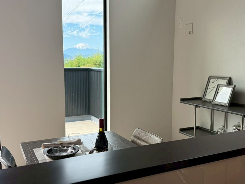 ラフシアNAGANUKIⅡ　新築モデルの展望|キッチンから富士山を望む