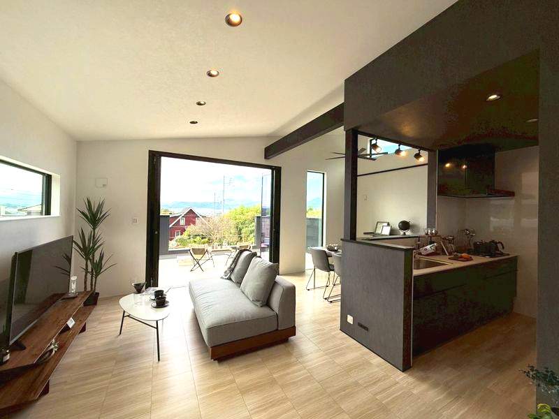 ラフシアNAGANUKIⅡ　新築モデルの居間・リビング|こちらのリビングで趣味の時間をお楽しみください